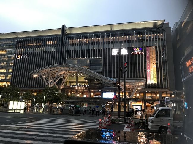 1人は、東京 羽田空港から<br />私は名古屋 セントレア空港から<br /><br />福岡空港に降り立ちました。<br />9月14日、15日の日程でした。<br />台風が接近したいましたが、<br />なんとか小雨程度で天気は大きく崩れずに済みました。<br /><br />ポイチャリ レンタルサイクルを利用して<br />街を移動しました。<br /><br />ホテル滞在はANAクラウンプラザホテル福岡にて。朝食バイキングは朝6時から和食&amp;洋食のバイキング<br /><br />朝7時からは、和定食も加わるので定食の方が楽と感じるご年配には受けが良いみたいでした。<br /><br />街は、そろそろプロ野球<br />ソフトバンクホークスの優勝が近いので、至る所でユニフォームを着た人々が行き交って、、街全体が お祭りムードでした。<br /><br />相変わらず関心するのが、、空港や新幹線へのアクセスの便利さ！<br /><br />地下鉄の乗り換えも、あまり歩かずに乗り換え出来る、、<br /><br />平地が多いから、レンタルサイクルでも行き易い<br /><br />野球ドームも近い、繁華街も近い<br />空港も&#9992;️、新幹線&#128645;も<br /><br />まるで、羽田空港と東京ドームと六本木と新橋が、自転車移動圏内に収まるコンパクトシティー<br /><br />たくさんの航空機が、飛来するのも納得ですね<br /><br />