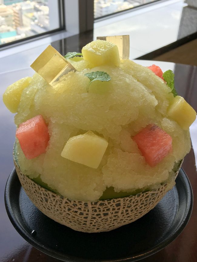 諸事情から出遅れた夏休み、どこにも行かないのは悔しいので(←?)海外へ行ったつもりでホテルステイを満喫することに。<br />記念すべきクラブフロアデビューはシャングリ・ラ ホテル東京。<br />チェックイン前に立ち寄ったお店は以下のとおり(敬称略)<br /><br />【グランスタ丸の内】<br />EATALYでランチ→カンノーリバーで別腹デザート→茅乃舎でお買いもの。<br /><br />【大丸】<br />行列に並びN.Y.Cサンドをお買い上げ。<br /><br />表紙: The Lobby Lounge・メロンのかき氷