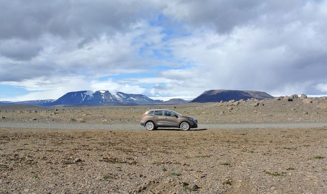 「アイスランドにも砂漠がある。」<br />10年以上前のバックパッカー旅行で砂漠キャンプに同行した旅行者がそう言った。<br />目の前には粒子の細かいサハラ砂漠が広がっていた。アイスランドという名前から雪と氷に閉ざされたイメージしか浮かばなかったが、果たしてアイスランドにもこのような砂漠があるのだろうか。この目で確かめるべくいつかアイスランドに行ってみたいと思いを馳せたものの、当時はヨーロッパからもアイスランドへの運航便が少なく、乗り継ぎの不便さおよび航空券の高さで断念した。<br /><br />時は経ち2人の子供達も成長し、そろそろアジア以外に行きたいなあ、と思った2017年の夏休み。ふとアイスランドに行けるかもと思い調べたところ、10年前とは状況が随分変わり、乗り継ぎも航空料金も格段に良くなっていた。レンタカーで車に乗せておけば、子連れでも十分楽しめそう。<br />こうして10年越しのアイスランド旅行の夢を実現することができたのであった。<br /><br />日本出発からケフラヴィーク宿泊、そしてハイランドと呼ばれるアイスランド内陸部を縦断するF35の山岳道路を4WDで爆走してアークレイリ向かった旅行記です。<br /><br /><br />■航空券 FINAIR<br />2017/8/11 AY5818 8:05 HANEDA → 9:05 NAGOYA<br />2017/8/11 AY0080 10:30 NAGOYA → 14:40 HELSINKI<br />2017/8/11 AY6817 15:35 HELSINKI → 16:00 REYJAVIK<br />2017/8/20 AY6816 7:30 REYJAVIK → 13:50 HELSINKI<br />2017/8/20 AY0073 16:45 HELSINKI → 8:05(+1) NARITA<br /><br />大人1人 132740円 子供1人 101950円<br />(パパは一日早く帰国したため、172890円)<br /><br /><br />■旅程<br />★2017/8/11 ケフラヴィーク泊(アパートメント)<br />　2017/8/12 北部ミーバトン湖付近泊(キャンプ)<br />　2017/8/13 北部ミーバトン湖付近泊(キャンプ)<br />　2017/8/14 東部エイイルスタージル泊(アパートメント)<br />　2017/8/15 南部ヘブン泊(キャンプ)<br />　2017/8/16 南部ヴァトナヨークトル氷河付近泊(キャンプ)<br />　2017/8/17 南部ヴィーク付近泊(キャンプ)<br />　2017/8/18 レイキャビク泊(アパートメント)<br />　2017/8/19 レイキャビク泊(アパートメント)