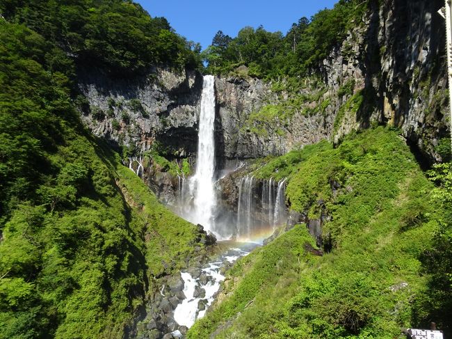 母の70歳のお祝いに、母+姉妹の女3人での旅行に行きました。<br />行先は、母が高校の修学旅行で行った日光へ!<br />娘二人は初めての日光。<br />バス旅行の参加も20年ぶりくらい。<br />さてさて、どんな内容なのか、楽しみです。<br />(1日目)<br />京都~(サンダーバード)~金沢~北陸新幹線つるぎ~富山=バス=草津温泉<br />(2日目)<br />草津温泉=軽井沢=日光東照宮=鬼怒川温泉<br />(3日目)<br />鬼怒川温泉=華厳の滝=中禅寺湖=吹き割れの滝=富山~新幹線つるぎ~金沢~サンダーバード~京都<br />