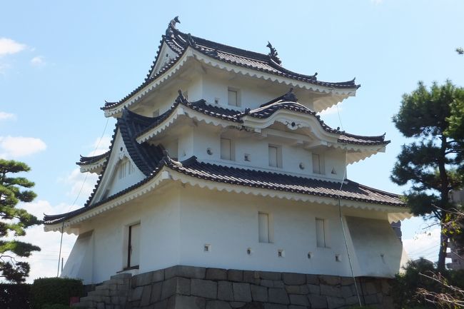 以前より香川県高松に在住の知人を訪ねようと思い、９月の連休を利用して行くことにしました。９月１６日（土）は用事があったので、必然的に９月１７日（日）・１８日（月・敬老の日）の１泊２日になりました。<br />四国は初めてで、色々調べましたが、以前からＪＲ東海の50歳からの旅クラブJR東海「50+」（フィフティ・プラス）に入会していたので、そこのツアーから探してみました。<br />５月末に予約しましたが、結構予約が一杯のようで、２つ選べるホテルも片方が満室で結局東急ＲＥＩホテルの喫煙の客室しかなく、止む無くそこを予約しました。<br />私（５４歳）に同行したのはワイフ（４８歳）、娘（中１）、息子（小３）の３人です。<br />出発当日に近付くと、台風１８号も近付いてきて、かなり不安な感じの出発になりました。<br />東京は朝から雨で、新幹線に乗って西に向かうと何故か天気回復しました。<br />岡山からは快速マリンライナーで高松へ行きましたが、もしもう少し遅い新幹線だったら、台風の影響で、マリンライナーが運休になるところ、ギリギリで高松に到着できました。<br />意外と台風の影響は少なく、高松に着いてからも１６時くらいまで少し雨が降る程度でした。<br />その後雨風が強まり、ホテルに「缶詰め」状態で避難していました。<br />携帯電話の緊急メールが１０件以上入り、避難等を呼びかけられました。（実際にはそのままスルーしましたが・・・。）<br />翌朝は何もなかったように晴れ上がり、まさに台風一過という感じでした。<br />電車等も平常運行されており、全く影響ありませんでした。<br />１８日（月）は予定通り、観光をして、逆のルートで帰宅しました。