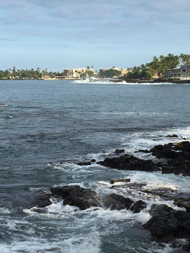 2016年8月の夏休みの目的地はハワイ。やっぱりHawaii。この時、渡ハワイ州は29回目。中でもハワイ島、通称Big islandは5回目となる。拙家は、Big Islandには2007年に初めて訪れ、活火山の溶岩地帯の光景に衝撃を受け、その後しばらく無沙汰したが2014年の夏に3回目のBig Island訪問の時にMauna Keaの山頂登頂を果たし、いよいよBig Island中毒が決定的にｗ<br />それ以来、Hawaiiへ行けるなら出来る事なら毎回ハワイ島に滞在したいと思うようになった。<br />俗な話になるが、拙家が保有するタイムシェア3ベンダーの内、ハワイ島には最大手Wyndhamのユニットが西海岸を中心に複数あり、次いでHilton GVCがGreat DestinationのWaikoloaに展開しているため、タイムシェアを活用して投宿先を決める際には、ハワイ島はオアフ島と並ぶ位に大きなadvantageを有しているのであるｗ<br />そのハワイ島各地には魅力的なリゾート地が多々ある。Waikoloaをはじめ、Keauhou、そしてこの旅の滞在地は初のKailua-Kona。投宿先はWyndham Kona Hawaiian Resort。実はここにWyndhamがある事は以前から知っていて、是非滞在したいと思っていたから念願成就。Kailua-KonaのOld Townまで0.8milesと、街ラン＆街歩きにも最適な場所だ。色々と初見の地をゆっくり見てみよう。いざ出発