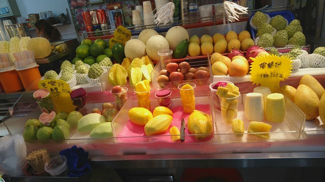 母たちを連れて台湾へ4泊5日の旅をして来ました。<br /><br />心配していた台風は、台湾を避けて日本に向かって来ていたので飛行機は飛びましたが20分ほど飛行機の出発が遅くなりました。<br /><br />到着後ホテルへチェックインし、台北車站の地下街を散策、MRTで士林夜市へ。<br /><br />60overの母たちには士林夜市のワサワサ加減が堪えたようで、ホテルに帰るなりバタンキューだったそうです。<br />少し長居し過ぎたかな。<br />年代の離れた人と一緒に出掛ける時はその辺も考慮しないといけませんね。<br /><br />台北101・鼎泰豐編→http://4travel.jp/travelogue/11284300<br />九分・十分のランタン編→http://4travel.jp/travelogue/11285354<br /><br /><br />目安:NTD1 →3.7円<br /><br />1日目…士林夜市。<br />2日目…台北101→中正記念堂→南門市場。<br />3日目…故宮博物館。<br />4日目…龍山寺→西門→十分→九分。<br />5日目…お茶して帰国。