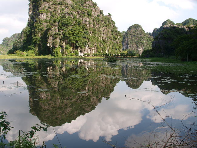 Ninh Binh ニンビンは、とても美しいところです。<br /><br />景観と歴史の複合世界遺産の街。<br />チャンアン、タムコック、ホアルー、。。。。。<br />その他、いっぱい見所があります。<br /><br />でも、めぼしい場所は、ほとんど何度も回りました。。。<br /><br />そこで今は、超ローカル小道に入り込んで、思わぬ絶景発見を目指す、いきあたりばったりツーリングを楽しんでいます。<br /><br />トコトコとニンビン走り回っています。<br /><br />