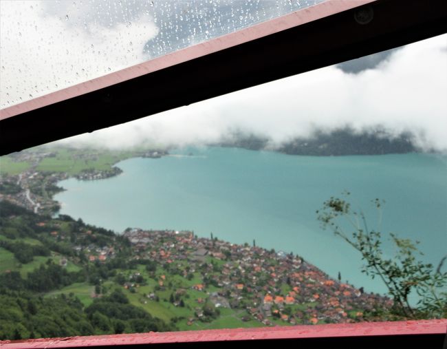 　スイス旅行最後の観光の日です。<br /><br />　ウェンゲンからブリエンツに移動をしました。<br />機関車が赤い車両を押して登るロートホルン鉄道に乗りました。<br />しかし、ずっと雨が降っていたのできれいな色のブリエンツ湖が少ししか見えなかったし山頂もガスがかかっていて白い世界でした。<br />ちょっと残念でした。<br />