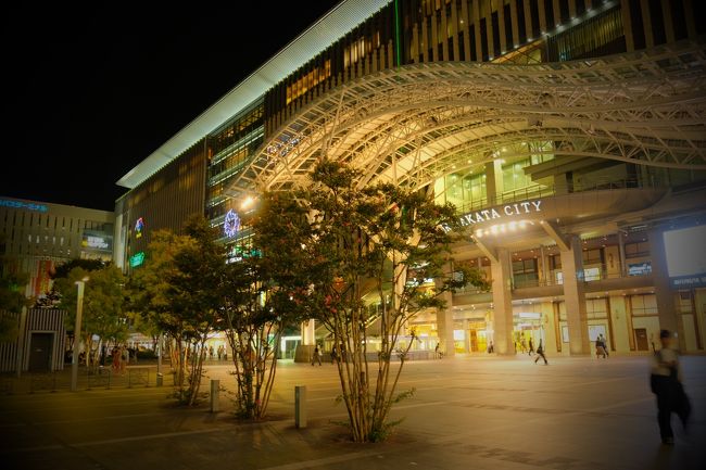 所用のため、京都発博多への旅。九州へは初上陸です。<br />折りしも台風18号が直撃との予測でドキドキでしたが、見事逸れて楽しい3日間でした。<br /><br />基本的にあまり風景は撮らず、ゴハンの写真とおみやげの写真ばかり撮っています。<br />今確認したら、古いiphoneで撮っているせいか全部ぼんやりしていましたm(..)m