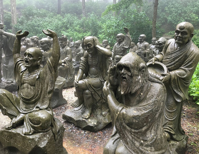 四国霊場巡りもいよいよ最後の県、香川(讃岐)に入ります。<br /> この23か寺(66~88番)を「涅槃の道場」と呼ぶそうで、いわば遍路の仕上げ期間にあたるのだと思います。<br /> あと数日で回り終えるとして、それで私自身が涅槃の境地に達するとは到底思えません。<br /> でも、ひょっとしたら、本当にひょっとしたらですが、お大師様か仏様が、死んだ妻を涅槃に導いてくださるかも知れない・・・そう自分に言い聞かせながら車を進めます。