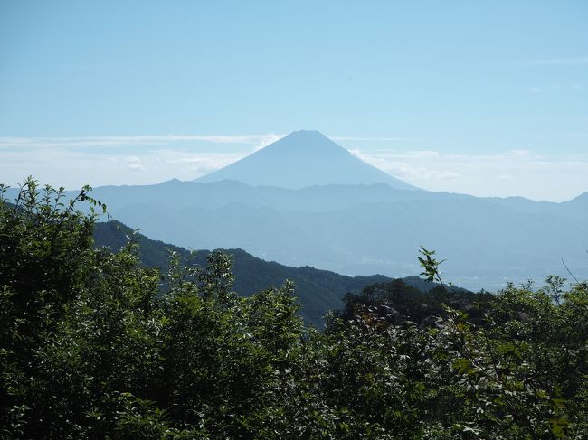 今日は良い天気だったので急きょ昇仙峡ハイキングを決定！<br />新宿から甲府行の高速バスに乗り　昇仙峡へ。<br />新宿ー甲府便は平日であれば回数券を使って往復3000円で行けます。<br />甲府から路線バスに乗り最終バス停の滝上まで990円。そこからロープーウェーまで徒歩約8分です。<br /><br />今日は天気が良かったので富士山が見えました。<br />そこで1時間程過ごして<br />そこから昇仙峡入口まで下りました。<br /><br />ハイキングコース情報はこちら<br />http://www.shosenkyo-kankoukyokai.com<br /><br />昇仙峡ロープーウェー<br />http://e-kofu.com/index_k/org/ropeway<br /><br />