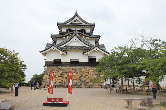 【アウェイ応援の旅】 セレッソ大阪戦＠長居スタジアム観戦後、静岡に戻る途中に寄ってみました。<br /><br />初の彦根城！<br /><br />期待しすぎたか・・<br /><br /><br />姫路城、松本城、犬山城、松江城とともに国宝に指定されている彦根城。<br />天守をはじめ、重要文化財の各櫓、下屋敷の庭園である玄宮園、内堀・中堀などが当時の姿を留めています。全国的に見てもきわめて保存状態のよい城跡です。（彦根観光協会より）<br /><br />別名	金亀城<br />城郭構造	連郭式平山城<br />天守構造	複合式望楼型 3重3階地下1階（1604年築）<br />築城主	井伊直継<br />築城年	1622年（元和8年）<br />主な城主	井伊氏<br />廃城年	1874年（明治7年）<br />遺構	現存天守、 櫓、門、塀、馬屋<br />石垣、土塁、堀<br />指定文化財	国宝（天守等2棟）<br />重要文化財（櫓、門、馬屋等5棟）<br />特別史跡<br />再建造物	御殿<br /><br />こちらの旅行記もご覧いただければ幸いです。<br />【アウェイ応援の旅】 再び大阪へ／でも今回は長居スタジアム<br />https://4travel.jp/travelogue/11284411<br /><br /><br /><br /><br />