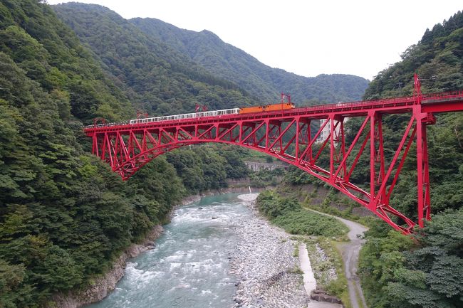 紅葉が始まりかけの９月中旬、黒部峡谷に行ってきました。宇奈月温泉から欅平までの片道８０分、トロッコからの黒部峡谷の絶景を楽しみました。<br /><br />新黒部駅→（富山地方鉄道）→宇奈月温泉駅、宇奈月駅→（黒部峡谷鉄道、トロッコ）→欅平駅　、　欅平周辺を散策<br />欅平駅→（黒部峡谷鉄道、トロッコ）→宇奈月駅<br />＊宇奈月温泉泊＊　宇奈月温泉周辺を散策<br /><br />