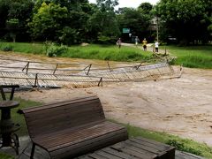 雨のパーイ、竹の橋が流れる増水。