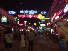 灼熱の大地カンボジアへ・その５／ここ10年で急成長した観光バブルのパブストリートへ