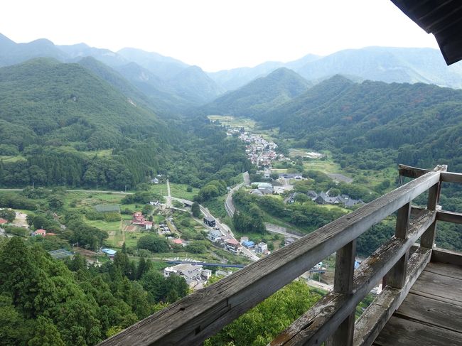 毎年9月は、我が家の旅行月。<br />今年も夫の遅い夏休みがやって来ました。<br />わーい。<br />今年の旅先は山形・福島です。<br /><br />山形には5年前にも一度来て、とても良い所だったからまた来たいなと思ったものの、ちょっと遠くてなかなか来れずにいました。<br />その時に行きたかった場所もあったけど、なんやかやの理由で断念したりもしました。<br />いよいよ念願の場所に行けるときがやって来ました。<br /><br />旅行二日目の今日は、25年越しの念願の山寺参拝です。