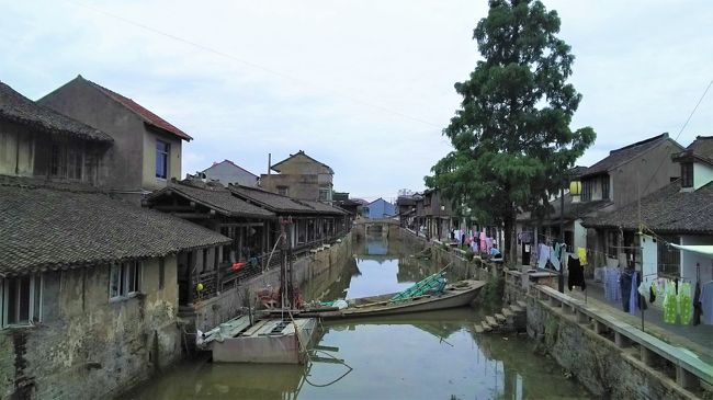 上海の古鎮で比較すると朱家角ほど派手ではなく、金澤鎮ほど地味ではない、そんな古鎮です。<br /><br />また古鎮内でも雰囲気が異なり 北部は観光地化されたプチ朱家角の装いですが、南部は素朴な金澤鎮のような佇まいです。<br /><br />では ご一緒に古鎮の旅へ<br />