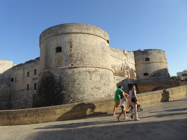 6月21日-7月12日の22泊24日、イタリア　プーリア州へ行きました♪<br />観光・グルメ・海水浴をたっぷりと楽しんできました♪<br /><br />☆Ｖｏｌ２２８：第１２日目（７月２日）オートラント（レッチェ県）♪<br />オートラント旧市街のメインストリート「アルフォンソ・ダラゴナ通り」を進むと、<br />オートラント城がみえてくる。<br />懐かしい。<br />前回と変わらない風景。<br />別名はアラゴン城で、<br />ターラント城やガリポリ城と同じ系列のお城。<br />黄昏のオートラント城は美しい。<br />ゆったりと眺めて♪<br />