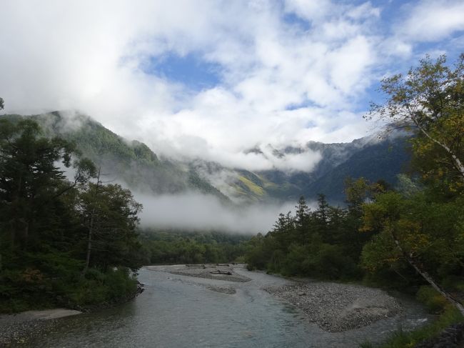 一度訪れたかった上高地、家内と二人で行ってきました。<br /><br />最初は、河童橋から景色を観るくらいの感覚で、スニーカーでＯＫでしょう！と軽く考えていたのですが、本格的な靴は揃え、リュックも大きなサイズを新規購入し、本格的な上高地行きとなりました。