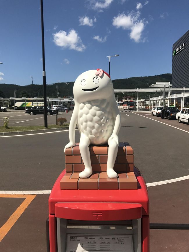 今回もJALのどこかえマイルでの旅。旭川、帯広、函館、広島からの選択で函館に決定された。朝早い便なので家を6時に出発<br />10時には函館駅前到着。ホテルに荷物を預けて周辺をぶらぶら。夜は函館山からの夜景見物を前もって予約しておいた観光バスで。天候は久しぶりの晴天だそうで綺麗な夜景を堪能できました。2日目は大沼周遊のバスツアーに参加。3日目は赤れんが倉庫から函館山の麓を散策。3日間ともに天気に恵まれた旅行でした。