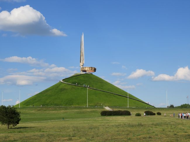 　ベラルーシはロシアをはじめ、ラトビア、リトアニア、ポーランド、ウクライナと国境を接している内陸国。<br /><br />旧ソ連から１９９１年に独立して26年、建国以来アレクサンドル・ルカシェンコ大統領の独裁体制が続行。謎多き国なんだよね。<br /><br />国土の多くを森林が占め、豊かな丘陵と湖が多く存在しながら、歴史的建造物と近代的な建築物が混ざり合っている。<br /><br />公用語はロシア語とベラルーシ語、英語はあまり通じないのが個人旅行ではネックになるところだね。<br /><br />　ミンスク国際空港に降り立ち入国審査の列に並んでいると、ひとりの日本人青年に声をかけられた。お互い「こんなところで日本人」状態。(笑)<br />彼はこれからロシア語留学のために学生寮に向かうらしく、不安が尽きない様子。日本人には馴染みの薄い国ですから当然だよね。しかし治安は比較的安定し、何より物価はロシアに比べてかなり安いので長期滞在には過ごしやすそうだよね。<br /><br />　ミンスクの街はどこか静まり返った印象を受けた。道路が広く、両側の建物がひとつひとつ大きく無機質だったからかも。しかし旧ソ連という閉鎖的な暗いイメージを払拭するように、緑も多くスヴィースラチ川が優雅に流れる美しい街だった。<br /><br />ネザレージナスツィ広場の政府庁舎前には見上げるほど大きなレーニン像が建っていて、ソビエト時代を否定的に捉えていない国民性が伺えた。<br /><br />　ベラルーシは白ロシアとも呼ばれていて、ベラが西を表すことからきているらしい。またキリスト教化された地域を「白い」と呼ばれていたのが由来とも言われている。ミンスクの街を歩いていても教会が目立つんだよね。特に目を引くのが白亜のバロック様式の教会、聖霊大聖堂。奇跡を起こすと信じられているミンスクの聖母をはじめ多くのイコンが飾られてる。<br /><br />　ベラルーシはロシアとヨーロッパに挟まれた位置のため、度重なる戦争の舞台となり大きな犠牲を払ってきた。またチェルノブイリ原子力発電所の事故の際は一番被害を受けたのがこの国。現在は平和そのものだけど、数々の試練を乗り越えて今があるんだね(^^♪<br /><br />　ベラルーシは99％の日本人が行かない国と言われている。<br />ビザの取得が非常に面倒だったが、今年から日本をはじめ多くの国の人に対して条件付きでビザが免除された。行きやすくなった分観光客も増えていくのかもしれないね。<br /><br />【行程】<br />6/16 CA184 HND PEK 08:30 11:20<br />        CA721 PEK MSQ 13:05 17:20<br />6/17 PS894 MSQ KBP 07:00 08:05<br />6/18 W62474 IEV BUD 07:10 07:50<br />6/19　ブダペスト中央駅　ブラスチラヴァ中央駅　07：25　10：07<br />　　　ブラスチラヴァ中央駅　ブダペスト中央駅　13:53 16:35<br />6/19 CA722 BUD PEK 21:10 13:05(＋1)<br />6/20　CA 421 PEK HND 14:35 18:55<br /><br />エアチャイナ初売り　50650円<br />ウクライナ国際航空　9357円<br />Wizzair 4601円<br /><br />【宿泊】すべてBooking.com<br /><br />インタワーホステル（ミンスク）1138円（19BYN）<br />サンフラワーB＆B（キエフ）5092円（1170UAH）<br />HO-Bi ルーム &amp;アパートメント（ブダペスト）4197円<br /><br />【レート】<br />ベラルーシ　1BYN=60～62円<br />ウクライナ　1HUF=404円<br />ハンガリー　1ft=0.41円<br />スロバキア　手持ちのユーロ<br /><br />2016年、ベラルーシでは4桁のゼロを切り捨てたデノミが行われた。<br />そのため古いガイドブックだとレートが合わなくて？？となる。<br />【ミンスク編】<br />https://4travel.jp/travelogue/11286049←★ここの旅行記<br /><br />【キエフ編】<br />http://4travel.jp/traveler/apple3/album/11294702/<br /><br />【ブダペスト編】<br />https://4travel.jp/travelogue/11316308←ここの旅行記<br /><br /><br />【ブラチスラヴァ編】<br /><br /><br /><br /><br />