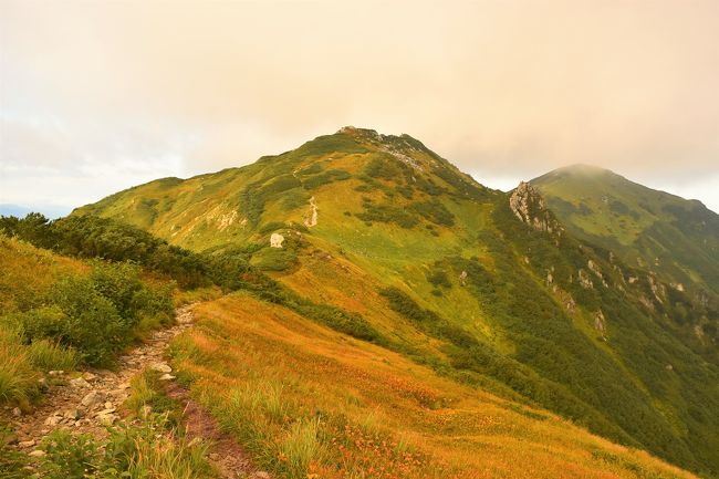 北アルプス・立山～大日三山～称名滝縦走登山、2日目は雷鳥沢キャンプ場から大日三山を縦走して一気に称名滝まで下山しました。<br /><br />このルートは初めて歩きましたが、日本海を望む稜線からの黄金色の草紅葉、大日平の広大な草原風景、日本一の落差を誇る称名滝と見どころ豊富なコースで変化に富んだ山歩きを楽しめました。<br /><br />▼ブログ<br />http://bluesky.rash.jp/blog/hiking/dainichidake.html