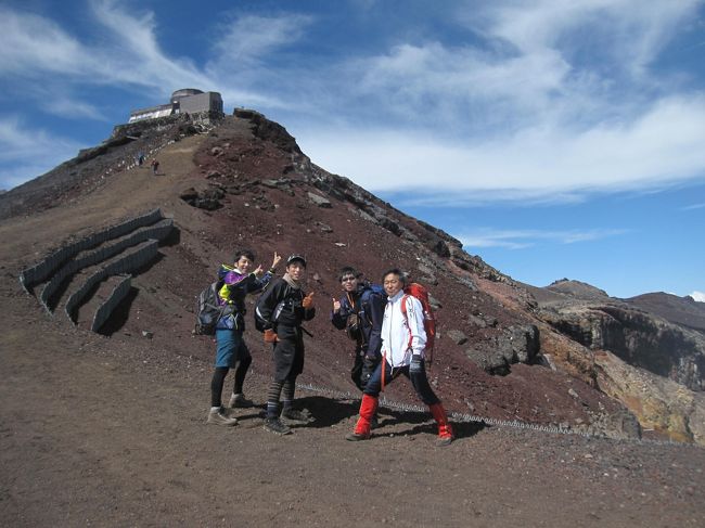 今年、３回目の富士登山<br />残雪が多い６月は２回<br />チャレンジするが１回目は<br />高山病に悩まされながらも<br />登頂する。２回目は梅雨前線<br />が停滞で雨天の中、登山開始<br />八合目では風が強まり暴風雨<br />これ以上無理はできず下山<br />今回が３回目体調も良く<br />天候に恵まれ、気分良く<br />登山することが出来ました。