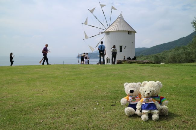 ２日目 (小豆島・直島)<br /><br />今日は傘をささずに観光出来ました。やった～！<br />でも、青い空を見れたのは一瞬だけ・・・。<br /><br />早起きして、朝一番に重岩へ。<br />ここはノーマークだったけど、友人が行きたい所の候補にあげていて、タイのゴールデンロックみたいなの？って訳も分からず行きましたが、想像以上に素敵でした。<br />ただし、スカート厳禁です！<br />ちょっとそこまーでーって感じじゃなくて、登山に近いです。<br />まぁ、距離がないので大丈夫ですが。。。<br /><br />そして、昨日のあいにくの雨で行く事の出来なかった、オリーブ園と寒霞渓へ。この２箇所は本当に青空が似合うと思う。<br /><br />そのあと、千枚田中山の棚田とエンジェルロードも満喫して、直島へ。<br />