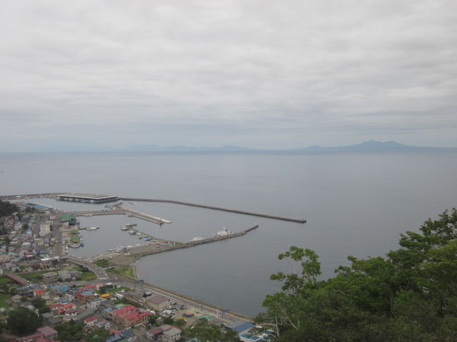 前旅行記では少し関東方面に”浮気”した旅程でしたが、本旅行記では通常モードに戻ります。<br /><br />中標津空港に到着したものの、当初持参予定だった自転車がない…。<br /><br />ここで遂に、”悪魔の囁き”に負けて、レンタカーを借りてしまいます。<br /><br />前旅行記にて、千歳に立ち寄った際、自転車が高くて買えなかったので、ここで売られていた18000円の自転車と、ネット最安値で見つけた送料込み9000円台の折り畳み自転車（既にオーダーしてしまった…(&#39;◇&#39;)）の差額が、9000円弱生じましたので、”18000円の自転車を買った”気分で、その差額を利用してレンタカーを使用することにしたのです。<br /><br />でも、やはり中標津空港は所謂格安レンタカー屋さんがなくて、当日予約の最安だったのを利用。これに保険もつけて結局24時間レンタルで9000円以上もかかってしまいました。これにガソリン代が2700円弱。やっぱりお車はお金がかかりますねぇ～。<br /><br />まあ、何はともあれ、私的には多分、2年に一回位しか書かないドライブネタの旅行記になりますので、怖いもの見たさでお付き合い頂けましたら幸いです。