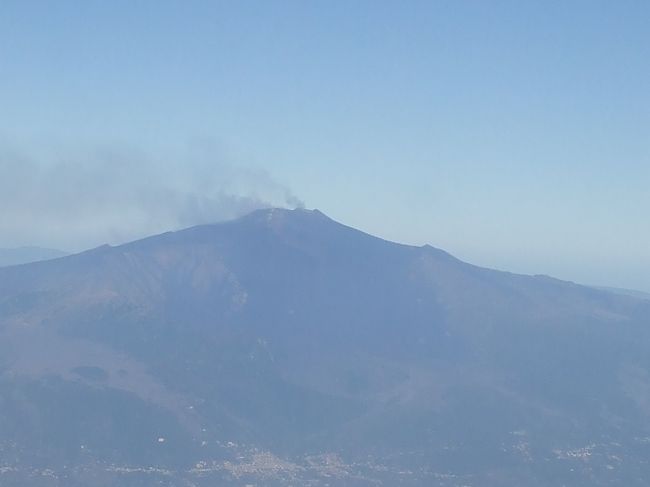 34)2013.09.28（土）<br />カターニア（イタリア共和国シチリア島）六日目（快晴）の今日は、、、<br />寝起き一番の恒例となった「エトナ火山の噴煙」棚引く様子を遠望し・・・<br />今朝は、その姿に“サ・ヨ・ウ・ナ・ラ”の挨拶をし・・・<br />（当初は昼過ぎの直行便を予約してあったが、業績の悪い航空会社故の！？）アリタニア航空の一方的キャンセルを受けては（中継便に変更せざるを得ず）今朝はノンビリと“朝シャン（パン）”を楽しむ暇もなく・・・<br />「カターニア空港」am9:30発[AZ1708]は略満席で飛び立ち・・・<br />遠く近くに「エトナ火山の噴煙姿」を記憶の一コマにする間も忙しく・・・<br />僅かなフライト時間で着いた「ナポリ空港」では一旦機外に出され・・・<br />搭乗客の入れ替えを行った便は、再び飛び立ち「トリエステ空港」に着いたのはpm0:15であった。<br /><br /><br />しかし、幾ら暇人二人旅と言え（イタリア国内の短い距離の割に）滅茶苦茶時間の掛かった移動となって仕舞った。<br /><br /><br />そんな「トリエステ空港」からは、、、<br />迎えに来て呉れていた車にて、曇り空の「リュビリャーナ（スロベニア）」の定宿4☆[Hotel Slon]に送り込まれて・・・<br />ウェルカム・フルーツの設えられたジュニア・スイートの部屋で暫し休息後・・・<br />これもお気に入りのレストラン[AZUR]にて、アドリア海シーフードの夕食を満喫した。。。<br />