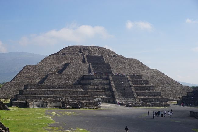 メキシコ旅行２日目はテオティワカン遺跡へ！<br />ここ、ずーっと行ってみたかったんです。<br />エジプトのピラミッドと違って、登れるところが魅力的ですよね^^