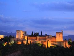 スペイン　グラナダ　ヘネラリフェとアルハンブラ宮殿の夕景