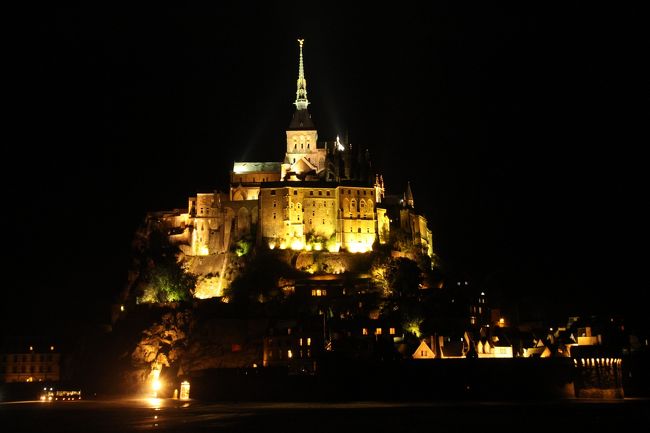 今更ながら、やっとフランス・パリへ旅行をすることに！！<br /><br />これまで旅行三昧としては、それなりに色々なところに行ってきたつもりだが、観光大国フランスのパリにはまだ行ったことがなかった。一度は行っておくべき！と思い、今回のフランス旅を計画。<br /><br />フランスの中でも、どうしても訪れておくべき、恋い焦がれたモンサンミシェルに１泊。<br />そして、パリの凱旋門、エッフェル塔、シャンゼリゼ通り、モンパルナスの丘、セーヌ川、ルーブル美術館。。。<br />パリから少し遠出して、ヴェルサイユ宮殿、など、など。。<br /><br />パリに行ってみて分かった。サラリーマンの短いたった１回だけの旅で、行きたい所全てを巡ることなど不可能だということ。。。<br /><br />恋い焦がれたモンサンミシェルに魅せられ、パリのお世辞ではないオシャレな街に魅せられて、結局、観たかった場所の半分程度しか、頑張っても訪れられなかった。是非とも再訪しなければ！！<br /><br />ただ、中国・広州の３年の駐在期間で二桁は訪問した北京で、じっくりと観て回ることができなかった王府井小吃街と天安門広場を、トランジット時間でじっくりと観られたことは大変嬉しかった。<br /><br />今回は19回に分けて投稿を予定。<br />※【５】の投稿から、投稿回数を18回を19回に変更する。まだ回数が増えるかもしれない。。<br /><br />【１】 -- 北京トランジット　改めて、げ・て・も・の、王府井 --<br />【２】 -- 北京トランジット　ゆっくり廻る広大な天安門広場 --<br />【３】 -- パリに到着／デカい！エトワール凱旋門／路上パフォーマンスで賑わうシャンゼリゼ通り --<br />【４】 -- マカロンのエッフェル塔／シャイヨー宮でエッフェル塔を摘む／セーヌ川に立つ自由の女神 --<br />【５】 -- 憧れのモンサンミシェルの街歩きを堪能！！ ＜１日目－１＞ --<br /><br />★本投稿★<br />【６】 -- 憧れのモンサンミシェルの修道院と夜景を堪能！！ ＜１日目－２＞ --<br /><br />【７】 -- 朝のモンサンミシェルを堪能！！＜２日目＞ --<br />【８】 -- コンコルド広場、シャンゼリゼ通りからのエトワール凱旋門＊夜景 --<br />【９】 -- 豪雨のヴェルサイユ宮殿でリベンジを誓う --<br />【10】 -- 大理石の豪邸「グラン・トリアノン」と、可愛らしい「プチ・トリアノン」 --<br />【11】 -- どこを切り取っても絵になるモンマルトルの丘を散策 --<br />【12】 -- かの有名な「ルーブル美術館」へ --<br />【13】 -- ガッカリのパリ市庁舎と、意外なパレ・ロワイヤル、日本人としてのUNIQLOパリ・マレ店 --<br />【14】 -- セーヌ川に架かるポン・デザールとルーブル・パレスの夜景 --<br />【15】 -- セーヌ川とアレクサンドル３世橋とエッフェル塔の夜景 --<br />【16】 -- 落ち着いた美しさのサン・マルタン運河と牢獄／要塞だったバスティーユ --<br />【17】 -- 時計塔が素晴らしいコンシェルジュリーとステンドグラスが素晴らしいサント・シャペル --<br />【18】 -- 上れなかったノートルダム大聖堂 --<br />【19】 -- パリへの再訪を誓った、アンヴァリッド／グラン・パレ／オペラ・ガルニエ --<br /><br />今回のフランス旅行では19回という多数の旅行記を投稿しようとしているが、またいつものように他の投稿を優先させてしまうかもしれない。<br />最近は旅のペースが速く、投稿が追い付かない状況が続いている。記憶が薄れ、確りと記録できなくなりつつあるため、旅のペースを落とそうかとも考えてはいるが、なかなか旅に出たい病は治癒しにくいと思う。。。<br /><br />＜＜お詫び＞＞<br />他の投稿の先に、この旅行記を投稿させて頂きます。勝手な旅行三昧の旅の記録となりますので、悪しからずご了承のほど。<br />