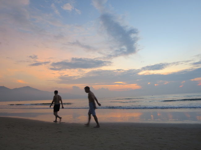 １年ぶりの幼馴染との海外旅行。<br />ベトナムっていうだけで「日本がせっかく涼しくなってきたのに暑かったら辛いなぁ。」という心配もあったけど、とても過ごしやすい気候でした。<br />１日目は、ゆるゆるとダナンの街を散策し、美味しいベトナムコーヒーに感動したりして過ごしました。<br />さて２日目は、お昼からホイアンへ行きます。