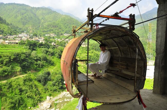 パキスタン北部、インダス川上流部はスカルドゥ付近から西に向かって深い峡谷の底を流れくだり、ギルギットの東で大屈曲、概ね南に向かって流下します。このインダス川の南東側は、ヒマラヤ山脈の西端部に当たります。<br />単にインダス川が地理的境界になっていると言うだけでなく、地質構造上の大きな境目になっています。<br />インダス川北側は、西側のギルギット川までがカラコルム山脈、ギルギット川の南側とインダス川の西側はヒンドゥークシュ山脈になります<br />今回の旅は、このヒマラヤ西端のエリアを、主に4輪駆動車で巡るツアーです。標高4200m付近でのテント2泊を含みます。<br />圧倒的迫力の山岳風景と、街の雰囲気を楽しむ旅です。<br />旅行記9は、この旅行9日目と10日目、ギルギットからベシャムでの一泊を経て、イスラマバードへ向かいます。パキスタンでの最後の夕食の後、帰国の途に就きます。