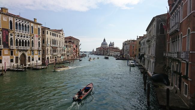 真夏のイタリアは暑い上に観光客があふれていると聞いていたので少し涼しくなったこの時期にベネチア行くことにしました。観光客の多さは相変わらずでしたがちょうど過ごしやすい陽気で快適に街歩きできました。カラフルな家並みが特徴のブラーノ島にもさくっと寄ってきました。