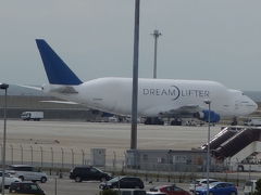 Dream Lifter を見に中部国際空港へ。787のとなりにいました。