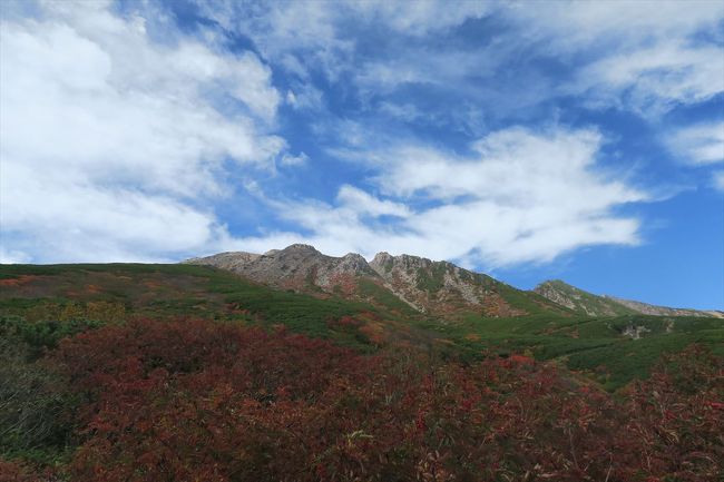 御嶽山は、長野県木曽郡木曽町・王滝村と岐阜県下呂市・高山市にまたがり、標高3,067mの火山です。大きな裾野を広げる独立峰で、2014年9月27日に噴火していて一部、入山規制がされている山です。<br /><br /><br />2017年09月　41座目となる、苗場山（なえばさん、標高2,145m）<br />http://4travel.jp/travelogue/11283460/<br /><br />2017年09月　40座目となる、笠ヶ岳（かさがたけ、標高2,898m）<br />http://4travel.jp/travelogue/11282825<br /><br />2017年09月　39座目となる、常念岳（じょうねんだけ、標高2,857m）<br />http://4travel.jp/travelogue/11280703<br /><br />2017年09月　38座目となる、鹿島槍ヶ岳（かしまやりがたけ、標高2,889m）<br />http://4travel.jp/travelogue/11277920<br /><br />2017年08月　37座目となる、旭岳（あさひだけ、標高2,291m）<br />http://4travel.jp/travelogue/11275828<br /><br />2017年08月　36座目となる、トムラウシ山（標高2,141m）<br />http://4travel.jp/travelogue/11275826<br /><br />2017年08月　35座目となる、十勝岳（とかちたけ、標高2,077m）<br />http://4travel.jp/travelogue/11274547<br /><br />2017年08月　34座目となる、奥穂高岳（やりがたけ、標高3,190m）<br />http://4travel.jp/travelogue/11270711<br /><br />2017年08月　33座目となる、槍ヶ岳（やりがたけ、標高3,180m）<br />http://4travel.jp/travelogue/11270481<br /><br />2017年07月　32座目となる、黒部五郎岳（くろべごろうだけ、標高2,840m）<br />http://4travel.jp/travelogue/11265789<br /><br />2017年07月　31座目となる、薬師岳（やくしだけ、標高2,926m）<br />http://4travel.jp/travelogue/11265788<br /><br />2017年07月　30座目となる、雲取山（くもとりやま、標高2,017m）<br />http://4travel.jp/travelogue/11265788<br /><br />2017年07月　28,29座目となる、大菩薩嶺（だいぼさつれい、標高2,057m）、金峰山（きんぷさん、標高2,599ｍ）<br />http://4travel.jp/travelogue/11259193<br /><br />2017年07月　27座目となる、草津白根山（くさつしらねさん、標高2,150m）<br />http://4travel.jp/travelogue/11257318<br /><br />2017年06月　26座目となる、美ヶ原（うつくしがはら、標高2,034m）<br />http://4travel.jp/travelogue/11257316<br /><br />2017年06月　24,25座目となる、蓼科山（たてしなやま、標高2,531m）、霧ヶ峰（きりがみね、標高1,925m）<br />http://4travel.jp/travelogue/11257315<br /><br />2017年06月　23座目となる、筑波山（つくばさん、標高877m）<br />http://4travel.jp/travelogue/11253094<br /><br />2016年10月　22座目は、恵那山（えなさん、標高2,191m）<br />http://4travel.jp/travelogue/11183220<br /><br />2016年10月　21座目は、甲斐駒ヶ岳（かいこまがたけ、標高2,967m）<br />http://4travel.jp/travelogue/11182789<br /><br />2016年10月　20座目は、仙丈ヶ岳（せんじょうがたけ、標高3,033）<br />http://4travel.jp/travelogue/11178121<br /><br />2016年10月　19座目は、雨飾山（あまかざりやま、標高1,963.2m）<br />http://4travel.jp/travelogue/11178121<br /><br />2016年9月　17,18座目は、鷲羽岳（わしばだけ）,水晶岳（すいしょうだけ）<br />http://4travel.jp/travelogue/11171410<br /><br />2016年9月　16座目は、四阿山（あずまやさん、標高2,354m）<br />http://4travel.jp/travelogue/11168287<br /><br />2016年9月　15座目は、火打山（ひうちやま、標高2,462m）<br />http://4travel.jp/travelogue/11165831<br /><br />2016年8月　14座目は、高妻山（たかつまやま、標高2,353m）<br />http://4travel.jp/travelogue/11161030<br /><br />2016年8月　13座目は、五竜岳（ごりゅうだけ、標高2,814m）<br />http://4travel.jp/travelogue/11159077<br /><br />2016年7月　12座目は、乗鞍岳（のりくらだけ、標高3,026m）<br />http://4travel.jp/travelogue/11154135<br /><br />2016年7月　11座目は、焼岳（やけだけ、標高2,455m）<br />http://4travel.jp/travelogue/11154013<br /><br />2016年6月　10座目は、妙高山（みょうこうさん、標高2,454m）<br />http://4travel.jp/travelogue/11143739<br /><br />2016年6月　9座目は、白馬岳（しろうまだけ、標高2,932m）<br />http://4travel.jp/travelogue/11143779<br /><br />2015年10月　8座目は、荒島岳（あらしまだけ、標高1,523m）<br />http://4travel.jp/travelogue/11070977<br /><br />2015年9月　7座目は、大峰山（おおみねさん、標高1,719m）<br />http://4travel.jp/travelogue/11055957<br /><br />2015年9月　6座目は、大台ヶ原山（おおだいがはらやま、標高1,695m）<br />http://4travel.jp/travelogue/11055439<br /><br />2015年5月　5座目は、伊吹山（いぶきやま、標高1,377m）<br />http://4travel.jp/travelogue/11014913<br /><br />2014年5月　4座目は、石鎚山（いしづちやま、標高1,982m）<br />http://4travel.jp/travelogue/10893518<br /><br />2013年9月　3座目は、剣山（つるぎさん、標高1,955m）<br />http://4travel.jp/travelogue/11056311<br /><br />2013年8月　2座目は、大山（だいせん、標高1,729m）<br />http://4travel.jp/travelogue/11056306<br /><br />2008年7月　1座目は、富士山（ふじさん、標高3,776m）<br />http://4travel.jp/travelogue/10263565