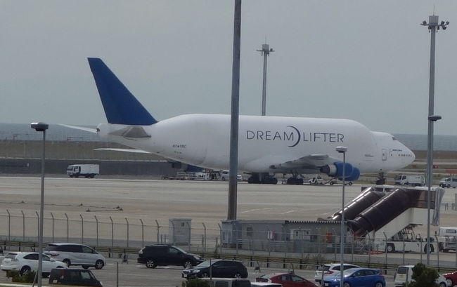 中部空港でDream Lifter を見てきました。最近はしょっちゅう見ます。何機あるのでしょうか。来る頻度はどのくらいなのでしょうか。787の初号機のとなりで，787の部品を積んでいるようです。