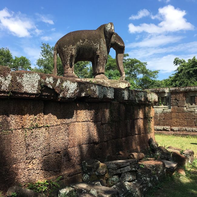 東メポン寺院と象さんの像 <br /><br />東メポン寺院の魅力、象さんの像 <br /><br />アンコールワット世界遺産で東メポン寺院は東バライ中心あります。 <br /><br />ヒンズー教寺院として建てられました。 <br /><br />レンガ造りの塔があります。 <br /><br />階段を登ってみると象さんの像は8頭あります。 <br /><br />8頭のうちに1頭だけがきれいに残っております。 <br /><br />東バライの中では、村と農村の風景が雨季になるといっそう映えます。 <br /><br />東メポン寺院の象さんの像はとても魅力的なものの一つです。 <br /><br />東メポン寺院の北側に、日本のNPO法人が環境を守るために新しい森を作っています。 <br /><br />日本人のツアーが植えた木があります。 <br /><br />遺跡と自然の両方を守っています。 <br /><br />東メポン寺院の付近には白アリの巣が田んぼの中にたくさんあります。 <br /><br />遺跡のほか、村と環境などの面でも興味深い観光地です。 <br /><br />時間があれば、東メポン寺院が大回りコースの観光ツアーでおすすめです。是非来てごらんになって下さい。