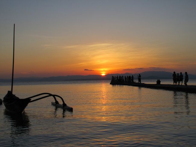 久しぶりの八重山旅行、今年最大の祐気取り日に合わせて竹富島の西桟橋からの夕日と、波照間島のニシ浜を見てきました。お水取りにはちょっとトラブルがありましたが、良い気を貰って帰ってきました。