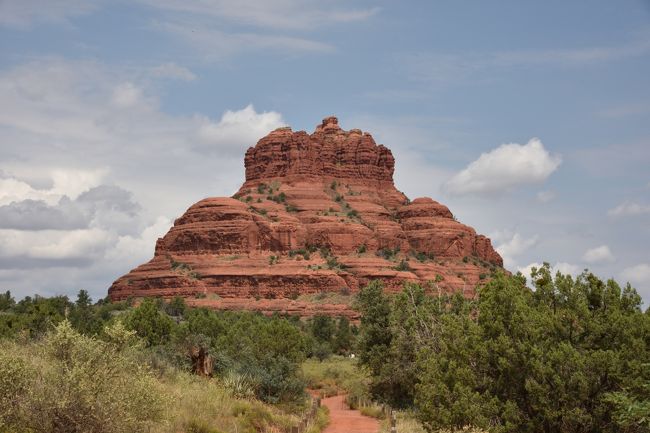 2012 年に続いて2度目のGrand Circleの旅です。<br />前回行かなかったSedona に行きたくて計画し、４大ボルテックスのトレッキングに挑戦しました。<br />また、最近有名になった1日20人しか行けない&quot;The Wave&quot; の抽選にも挑戦、残念ながらハズレましたが、その景観に近いと思われる&quot;White Pocket&quot;に行って来ました。<br />その他、Sedona で熱気球に乗ったり、Grand Canyon のヘリコプター・ツアーや Lake Powell をボートで Rainbow Bridge へ、Grand Canyon North Rim、前回あまり時間が取れなかった Zion でトレキンング、Las Vegas では４つのショーや Fremont Experience を見たりと、盛り沢山の旅となりました。<br /><br />旅行記その１は、Las Vegas, Sedona 編です。<br />Las Vegas では &quot;Legend in Concert&quot; と The Beatles の &quot;Love&quot; のショーを見た後 Sedona に移動して、Airport Mesa, Bell Rock, Cathedral Rock, Boynton Canyon の4大ボルテックスのトレッキングと熱気球で朝焼けを楽しみました。