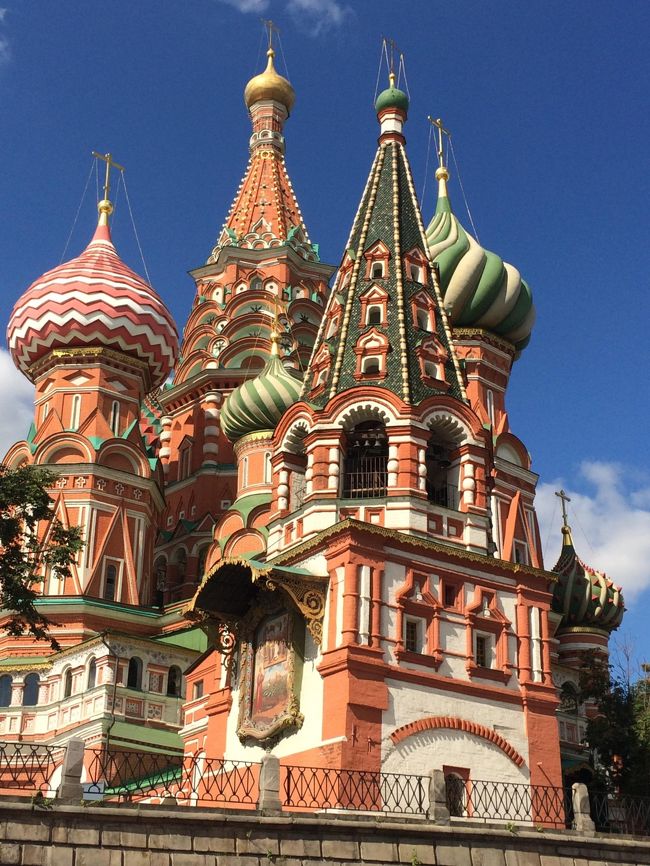 ロシアのモスクワとサンクトペテルブルクにある教会建築などを訪ねました。戦火にさらされたことが少なかったので、何百年も前の遺産に触れることができて、感銘を受けました。<br />