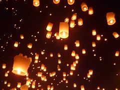 2016チェンマイ灯篭祭り2 願いを込めて 夜空に舞う幻想的なコムローイ イーペンランナー インターナショナル チェンマイ タイ の旅行記 ブログ By Azさん フォートラベル