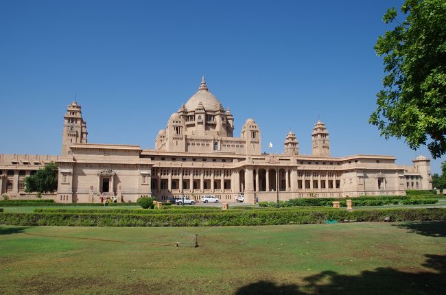 2017年7月に行われた世界遺産会議でインドの世界文化遺産としてアーメダバードが追加になりました。しかしアーメダバードはすでに今年の4月に行っていましたので、世界文化遺産項目の達成まであと一つ、ル・コルビュジエの建築作品-近代建築運動への顕著な貢献のみとなっていました。<br />インドにおけるル・コルビュジエの建築作品は北西に位置するチャンディーガルの都市。一番の見所はキャピトル・コンプレックスですが祭日は見れません。インドで働いている僕には行くタイミングが非常に難しかったのですが、この9月に千載一遇のチャンス到来。<br />9/29の金曜日は僕が働いているタミルナド州はプージャフェスティバルで休みなのにチャンディーガルは祝日ではなく普通の日。しかも日曜日を挟んで9/30と10/2も祭日で４連休！！こんなチャンスはそうそうはない。<br />というわけでチャンディーガル観光を決行！でもチャンディーガルで4日滞在は非常にきつい。他に近くで行ける世界遺産は。。。<br />あった！！<br />６つあるラージャスターンの丘陵城塞群 の１つジャイサルメール城を訪問し、ジャイプールのアンベール城に続いて２つ目の城に行くことにしました。<br /><br />さて今回の旅行計画はこんな感じ<br />9/29　https://4travel.jp/travelogue/11288569<br />早朝2:10チェンナイ→4:55 ニューデリー　ジェットエアウェイズ9W828便<br />7:55ニューデリー→9:05チャンディーガル　ジェットエアウェイズ9W２６６５便<br />セクター10の３つの博物館とセクター１のキャピトルコンプレックス、ロックガーデンを見学<br />THE TOY HOTEL泊<br />9/30　https://4travel.jp/travelogue/11288782<br />7:35チャンディーガル→８:40ニューデリー　ジェットエアウェイズ9W2648便<br />12:20ニューデリー→13:55ジョードプル　ジェットエアウェイズ9W2555便<br />乗り換え時間を利用してジャスワント・タダ見学<br />17:50ジョードプル→23:15 ジャイサルメールRanikhetエクスプレス<br />HOTEL HAYYAT泊<br />10/1　https://4travel.jp/travelogue/11288832<br />終日ジャイサルメールを見学<br /><br />★10/2★←今回の旅行記 <br /><br />0:45ジャイサルメール→6:20ジョードプル　Ranikhetエクスプレス<br />乗り換え時間を利用してウメイド・バワン宮殿見学<br />13:30ジョードプル→15:10ムンバイ　ジェットエアウェイズ9W413便<br />18:05ムンバイ→20:05チェンナイ　　ジェットエアウェイズ9W461便<br /><br />10/2<br />ジョードプルで列車から飛行機に乗り換える時間を使ってジョードプル市内最後の観光ポイントウメイド・バワン宮殿を見学してからチェンナイに戻ります。