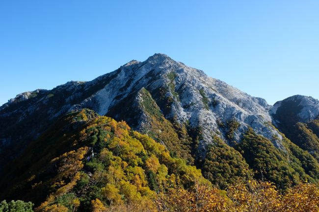 前日に北沢峠にテント泊を行い仙丈ヶ岳を登り、二日目は甲斐駒ヶ岳です。<br />5時50分に北沢峠より登山開始です、朝方は寒い位でしたが日差しが出てからは風もなく暖かい位で絶好の登山日和となりました。<br />登山道は仙水峠までは緩やかでそこから駒津峰へ一気に急登になります。<br />そこからは甲斐駒へはガレ場や花崗岩の急登となってます！<br />下山時は二度の登り返しと楽な山ではないですが、天気と気温ともに最高で体調も良かった事もあり、疲れはそれ程って感じで行けました。<br />私はどちらかと言えば仙丈岳の方が辛かったかなぁ…<br />でも初のテント泊を無事に登れて登れて良かったと思います。 