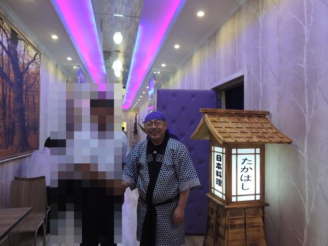 私は、過去に大韓民国を二度訪問した事があります。<br />その時、大韓民国のガイドから「あの山の向こうに、朝鮮の軍隊が居るんですよ。」と聞いてから、<br />全く興味の無かった朝鮮民主主義人民共和国に興味が沸きました。 <br /><br />元々は、一つの国だったのは、皆さん承知のとおりで、<br />太平洋戦争後に分断されてしまい、<br />朝鮮戦争もいまだ休戦状態であります。<br />私は、朝鮮半島の歴史に興味を持ち、自分なりに勉強してき、大韓民国には二度訪問したものの、<br />朝鮮民主主義人民共和国には行った事がないので、<br />一度自分の目で確かめてみたいと数年前から思うようになりました。<br />そして、今年の初めに、いつ行くか考えていました。<br />私は、非常に美味しいと噂されている、テドンガンビールも飲んでみたくなり、夏に行く事に決めました。<br />また、モランボン楽団のコンサートもあれば、観てみたいという気持ちもあり、7月27日が、戦勝記念日でも有ることから、モランボン楽団のコンサートが開催されるのではないかと予想して、<br />旅行日程をJSエンタープライズさんにお願いしました。<br />初日は、ほぼ移動で観光は無く一日が終了してしまいましたが、平壌市内のレストランで、<br />現地ガイドと共に夕食を交えました。<br />ここで、初めてテドンガンビールを飲む事が出来ました。<br />味は、日本のビールにはない、コクが深い味でした。<br />こんに美味しいビールが、あるのに輸入出来ないのが惜しまれます。<br />実は私、お酒は嗜む程度ですが、マッコリはあまり好きではありませんでした。<br />今まで日本でも、「これは美味しいから!」と言われるマッコリも飲みましたが、<br />なかなか満足のいくマッコリには出会えませんでした。<br />しかし、平壌にはあったんです。<br />こんなに、美味しいマッコリがあるなんて。<br />テドンガンビールと共に、現在、輸入出来ない現状に、もどかしさを感じました。<br />料理は、あっさり系で日本人の口に合う料理でした。<br /> <br />二日目から、本格的に旅行の開始です。<br />ピョンヤン市内観光をしました。<br />人民大学習堂、万寿台大記念碑、朝鮮革命記念館、三大革命記念館、等を案内して頂きました。<br />お昼には、玉流館の平壌冷麺。<br />本館と別館の二棟がありましたが、人民は2時間待ちで長蛇の列でしたが、整然と順番待ちをしているのに感動しました。<br />日本人でしたらどうでしょう?蒸し暑い中、直射日光を浴びて2時間も大人しく待っていられるのか?<br />私は絶対無理だと感じました。<br />私の方は、ガイドさんが、「別館が空いていますから、別館に行きましょう!」と案内して頂きました。<br />ガイドさん曰く「本館も別館も味は同じなんです。ただ人民は絶対本館の方が、美味いと思っているんです。<br />平壌冷麺を食べるなら、本館で食べないと気が済まないんですよね。」と話して頂きました。<br />日本でも、らーめんブームですが、暖簾分けしたお店より、本家の方が美味しいと思うのと同じで、<br />食にこだわりのある人は、国が違っても考え方は、同じなんだなと思いました。<br /><br />3日目は、7月27日祖国解放戦争勝利記念日です。<br />祖国解放勝利記念館、三大革命記念館、サーカスの観覧をしました。<br />この日は、モランボン楽団のコンサートは開催されませんでした。<br />夕方、ガイドさんと共に、地下鉄に乗車しました。<br />私が乗った地下鉄は、旧型でしたが、「当初激しい揺れをするのかな?」と想像していましたが、意外と静かで、日本の電車と変わりない乗り心地でした。<br />また、乗車している人民も、日本で見かける光景と全く同じで、<br />「何ら我々日本人と変わりないんだな~。」と思いました。<br /><br />4日目は、板門店と開城市の世界文化遺産巡りをしました。<br />板門店の観光は、前日と翌日が休業である事から、多くの観光客が訪れて来ました。<br />非武装地帯に入ると、元々農家の方が居住しており、耕作地帯が一面に広がり、物々しい感じはしませんでした。<br />やがて、板門店に到着し、朝鮮民主主義人民共和国の展望台に移動しました。<br />板門店は、常にお互いの兵士が、常に睨み合いをしているものと、勝手に想像していましたが、<br />大韓民国側には、兵士の姿は見えず、私はあっけにとられてしまいました。<br />ガイドから、「朝鮮民主主義人民共和国の兵士と記念撮影してみませんか?」ときかれたので、一瞬びびりましたが、<br />ガイドが兵士に声を掛けて頂くと、兵士は快く私との撮影に応じてくれました。<br />その時の兵士は、ニコッと笑顔で、握手を求めてきたので、兵士の粋な計らいに感謝しつつ記念撮影を行いました。<br />板門店観光後、食堂へ移動し、宮廷のおもてなし料理「パンサンギ」を食べました。 <br /><br />午後からは、開城市の文化遺産巡りを行い、歴史的価値ある文化遺産を拝見しました。 <br />夕食は、名物のアヒル焼き肉をガイドと食べ、語り合い、友好を深めました。<br /> <br />5日目の最終日は、帰りの飛行機のフライトが早い事から、いつもより早めの起床し、<br />身支度を整え、宿泊のホテルを後し、<br />ガイドと共に、一路平壌空港に向かいました。<br /> <br />4泊5日は当初、長いようでしたが、あっと言う間の行程で、ガイドさんも、「最近日本からのお客さんが少ないので、<br />私達は日本語を話すのが少なくなり、日本語を忘れてしまうところでしたが、Aさんがきて、私達と沢山話して頂き、<br />解らない日本語まで教えて頂て有難うございます。」と言って頂きました。<br />今回、旅行を終えて感じた事は、日本と朝鮮民主主義人民共和国は、政治的に難しい問題でぎくしゃくしていますが、<br />人民は私達日本人と何ら変わりない事が解りました。 一日も早い、国交回復が望まれます。<br />更に、JSエンタープライズさんには、私が旅行の手配をお願いしましたら、素早い企画と見積もり、完璧な旅行手配で、大変感謝しております。<br />ホームページ:http://js-tours.jp/<br />FACEBOOK:https://www.facebook.com/jstoursEnterprise/<br />Twitter:https://twitter.com/toursJs<br /><br />