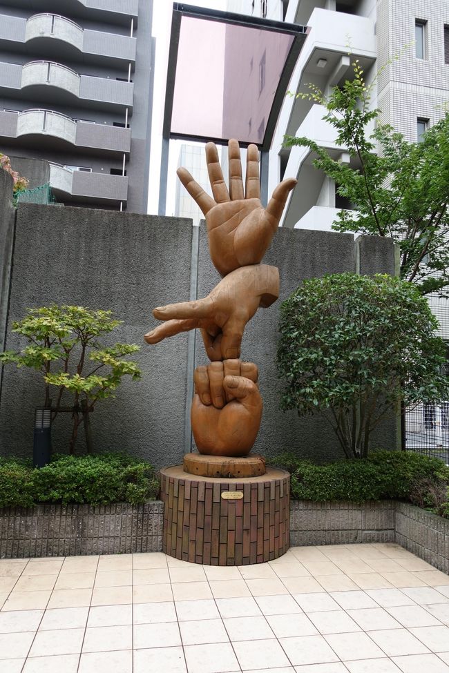 投稿する気は無かったのですが、練習も兼ねて暇を見ながら作成しました。<br />投稿した理由は、常磐線代行バス車内の非常識で興味本位の輩についてお知らせしたかったので…。私もちょつピリ同罪だけど。(反省)<br /><br />郡山で行事があり、復路は磐越東線と震災後に少し関わりあった常磐線に乗って来ることにした。常磐線不通区間は代行バスに乗ったが、原発事故の重大さを改めて感じた。あくまで出張の帰路に、たまたま未乗区間を乗っただけで、決して乗り鉄の旅ではないのであります。<br />また、たまさか時間が余る予定で、これまた未乗区間の岩切~利府を乗ろうとしたのも、職務に関連したことであります。…でも、乗らなかったけど。<br />9月5日(火)<br />06:15-06:53 JR札幌駅~JR新千歳空港駅…JR千歳線<br />07:50-09:00 新千歳空港~仙台空港 ANA4800 全日空 <br />09:13-09:38 仙台空港駅~JR仙台駅 1315M…仙空アクセス線<br /> 仙台市内にて雑務・所要をすます<br />10:41-11:29 JR仙台駅~JR郡山駅 やまびこ136号… 東北新幹線<br /> 郡山駅近くにて立ち食いソバ<br /> タクシーにて日本大学工学部 郡山市田村町徳定字中河原1<br />その後 ダイワロイネットホテル郡山駅前 <br /><br /> 05:30 07:08 98 JR郡山 いわき 720D 磐越東線<br /> ブレイク8:00 オフィス7:00<br />134 09:22 09:57 35 いわき 竜田たつた 9671M 常磐線<br />8 10:05 11:15 70 竜田 小高おだか 代行バス <br />双葉食堂 〒南相馬市小高区上町1-38<br />75 12:30 14:18 108 小高 仙台 247M 常磐線<br />17 14:35 14:44 9 仙台 岩切 2549M 東北本線 2<br />20 15:04 15:10 6 岩切 利府 4449M 利府線<br />7 15:17 15:23 6 ⇒利府 岩切 4448M <br />6 15:29 15:40 11 岩切 仙台 2552M <br />22 16:02 16:26 24 JR仙台 仙台空港駅 1354M 仙空アクセス線<br /> 発時116:23 16:51 <br />48 17:29 17:52 23 <br />134 18:40 19:55 75 仙台空港 新千歳空港 ANA4809 <br />20 20:15 20:52 37 JR新千歳空港 JR札幌駅 JR千歳線<br /><br />