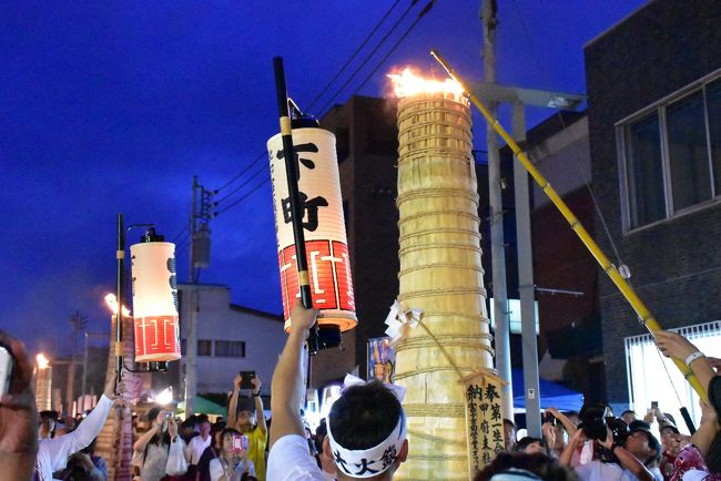 毎年8月26日・27日に開催される「吉田の火祭り」は、北口本宮富士浅間神社と諏訪神社の秋祭りであるとともに、富士山のお山じまいの祭りです。<br /><br />26日午後、本殿祭、諏訪神社祭の後、神輿が浅間神社を出発し氏子中に神幸します。夕方、御旅所に奉安されると、高さ3m、直径80cmの筍形にしつらえた70本以上の大たいまつに一斉に点火されます。<br />たいまつは氏子の門前にも立てられ、「富士みち」通りがオレンジ色の炎に染まります。<br />「吉田の火祭り」は日本三奇祭の一つで、国指定重要無形民俗文化財になっています。<br /><br />なお旅行記は、「富士の国やまなし観光ネット」、「富士五湖ぐるっとつながるガイド」、「富士吉田観光」、「北口本宮富士浅間神社HP」等を参考にしました。<br />