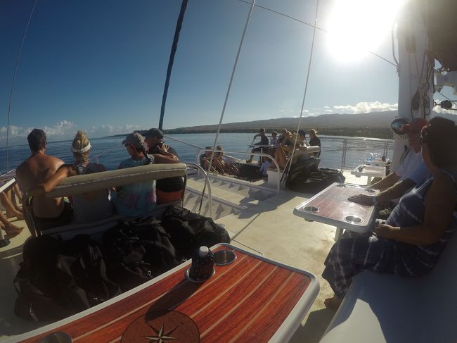 Honolua Bay Snorkel Sail Trilogy のご紹介です。<br /><br />マウイ島はシュノーケルポイントが幾つか有ります。マウイ島に滞在するなら一度はシュノーケルを楽しむことをお勧めします。<br /><br /><br />1.カアナパリはホノルア湾に近い。<br />だから陸上バス移動がない。これはお得。<br />2.ホノルア湾に海から入る。ここは陸からは難しい。<br />3.シュノーケルには十分な時間。オアフ島のドルフィンツアーはシュノーケル時間が短すぎ。<br />4.贅沢なランチ。<br />5.大きなカタマラン。お客に余裕の空間。<br />6.上げ膳下げ膳クルーが全部やってくれる。<br />7.帰りはセーリング<br />8.スヌーバも追加でできる。<br />9.移動中の景色が良い。<br />10.発着場所がカアナパリホテル前、集合場所迄歩いて帰りはお酒が頂ける。<br /><br />良いことが一杯!<br /><br />基本的にアメリカ人ゲストには当たり前なのかも知れません。が、<br />日本人ツアーに馴れてしまった私には、すごくゴージャスなアクティビ艇ティに映りました。<br /><br />Tripadvisorでは動画でのご紹介(Youtubeへのリンク)が駄目な様です。<br /><br />4travelでこそ、ご紹介ができます。お楽しみください。<br /><br />Tripadvisorで、このツアー、ラハイナ地区ではtopの評価です。<br /><br />ただ、日本語スタッフはいらっしゃいません。<br /><br />そもそもマウイ島に日本人は余り見かけません。<br /><br />Over<br />AdmPapa3<br />Tour