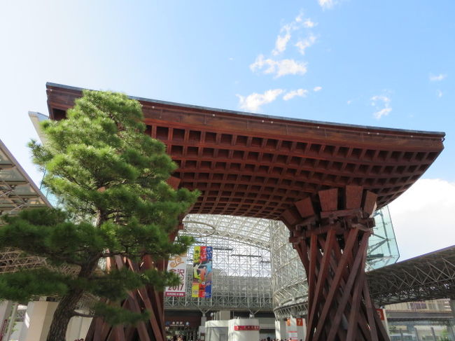 9月30日から南小谷でスキーの仲間の1年に1度の集まりがあるが、そこへ行く前に金沢を回っていくことにした。大阪からはサンダーバードで金沢へ行き、そこから糸魚川~南小谷という経路になるので、途中下車をすることにしたのだ。<br />金沢はもう20年以上前に行ったきりだった。2年前に新幹線が通り、関東からのお客さんがすごく増えているそうだ。金沢駅もすっかり様子が変わっていた。1泊するが 昼過ぎについて、次の日の2時頃までなので行くところを絞っていった。<br />1日目は近江市場で食事をしてから、兼六園へ。この市場も最近観光客に大人気らしい。京都の錦市場とか大阪の黒門市場みたいなところだ。やはり魚屋さんが多い。でもこの中のレストランは値段が高すぎた。観光客狙いかもしれないが、海鮮丼で3000円。これはひどい。もう少し安いのを頼んだが大阪で食べる方がおいしいくらいだった。あとでタクシーの運転手さんも「あんな高いところ地元の人は誰もいかないよ。」と言っていた。こんな商売をしていては長続きしないと思った。<br />近江市場から歩いて行ったので、兼六園の前に金沢城公園へ行った。お城はあまり残っていないがお庭は広々していた。そこを抜けて兼六園へ。20年前に行ったはずなのに全く初めてのように感じた。重要文化財のお家を拝見してからお庭へ。そこからホテルへ向かった。夕食はついていないが、スタッフが親切にレストランを紹介してくれたり、予約をしてくれたりしてとても親切だった。朝食も内容が豊富でとても満足した。<br />2日目は妙立寺。妙立寺は最近忍者寺と言われて、観光スポットになっているところだ。<br />妙立寺は予約が必要。いろいろな仕掛けがあるので必ずガイドさんと一緒に回る。1周で40分ぐらいか。お城が攻められた時に逃げる道とか、落とし穴とかがあって、とても面白かった。近くのお寺カフェでお茶をしてから新幹線で糸魚川へ向かい大糸線に乗り換えて南小谷へ。バスでホテルへ。すでにほとんどのメンバーが到着していた。<br />
