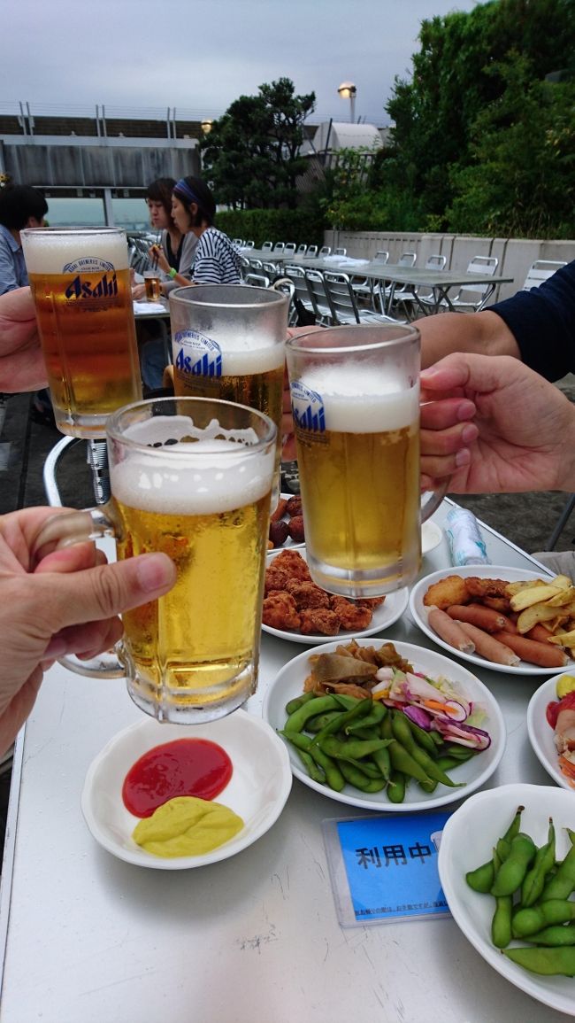 横浜そごうの屋上でビアガーデンがあるので４トラの友人４名で行ってきました。<br />ビール満喫してきました。