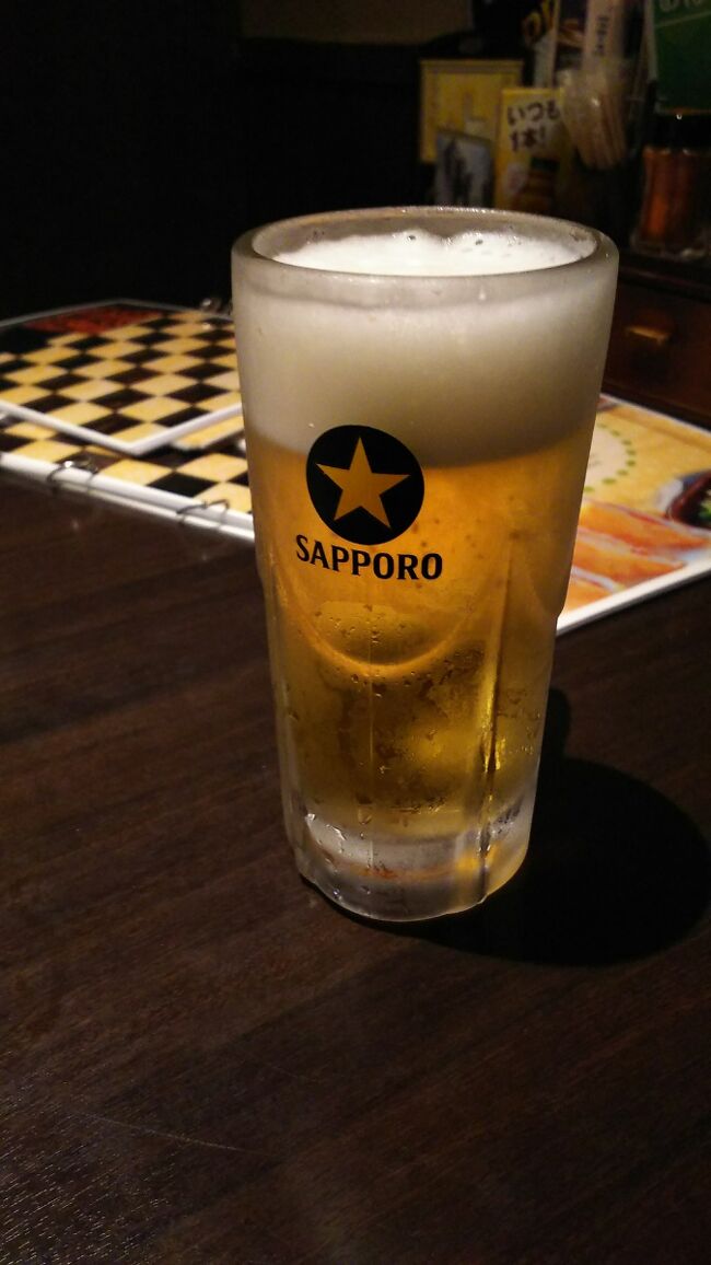 やっぱり北海道に来てビールを頼むならサッポロビール。それも事前に黒ラベルが美味しいと聞いていたので「とりあえず黒ラベル」を注文。美味しかったです。<br />1日目は、昼過ぎに着いたので、ホテルに荷物を置き大通公園のテレビ塔へ。晩御飯はテレビ塔内の居酒屋で。<br />2日目は、母が行きたかった旭山動物園へ。旭川駅のイオンモールで買い物。<br />3日目は、小樽で市場とお土産を買いに。